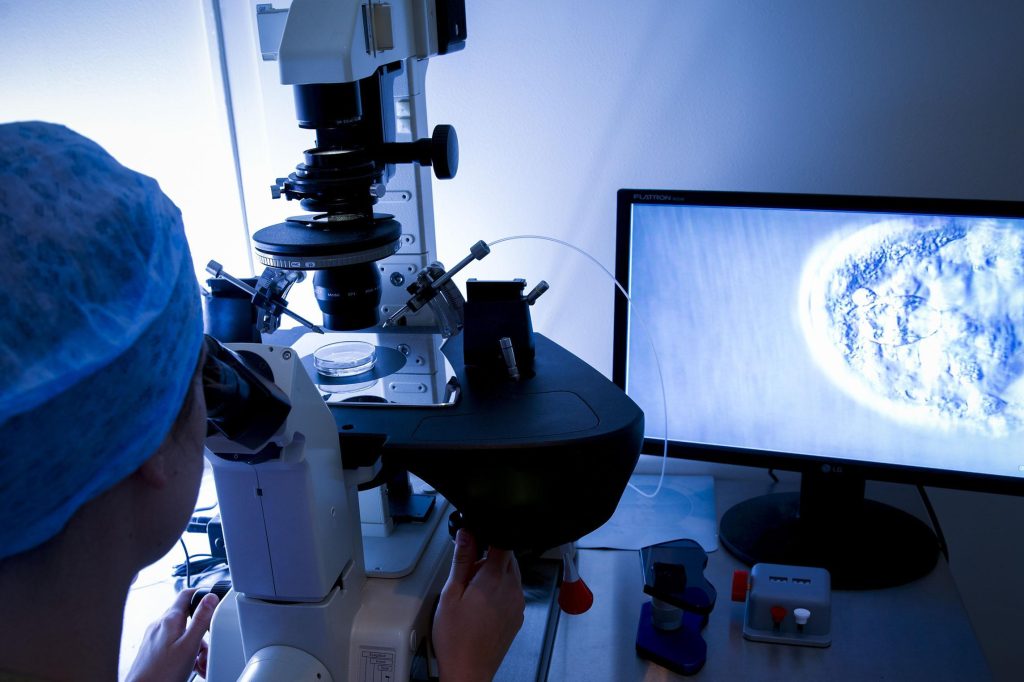 美国试管婴儿技术全览：从初代至四代的革新历程